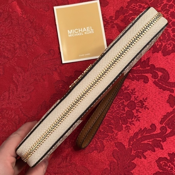 Brand New Michael Kors Large Vanilla Center Stripe Zip Around Wristlet Wallet - Picture 9 of 16
